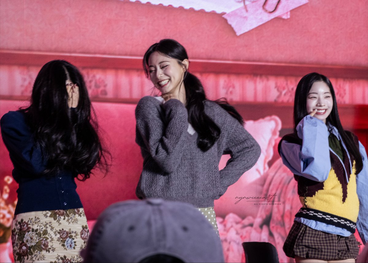 nynwicecart's tweet photo. 261017 TWICE 11TH ANNIVERSARY FAN PARTY

school meal club catch catch 😂🤍❤️💙

#DAHYUN #CHAEYOUNG #TZUYU 
#트와이스 #TWICE  
#TWICE_11TH_ANNIVERSARY #ONCE_UPON_A_THRI11 https://t.co/GWMAnQcbfV