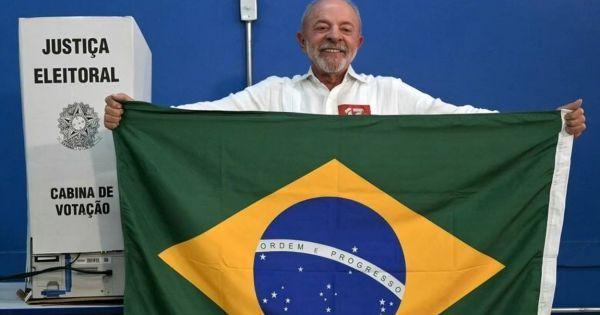 BAENegocios's tweet photo. Lula votó en Brasil y volvió a apuntar contra Flávio Bolsonaro "Disputo la elección con alguien sin moral"" https://t.co/DPkJ1UX5nJ https://t.co/0ET2JMMhdl