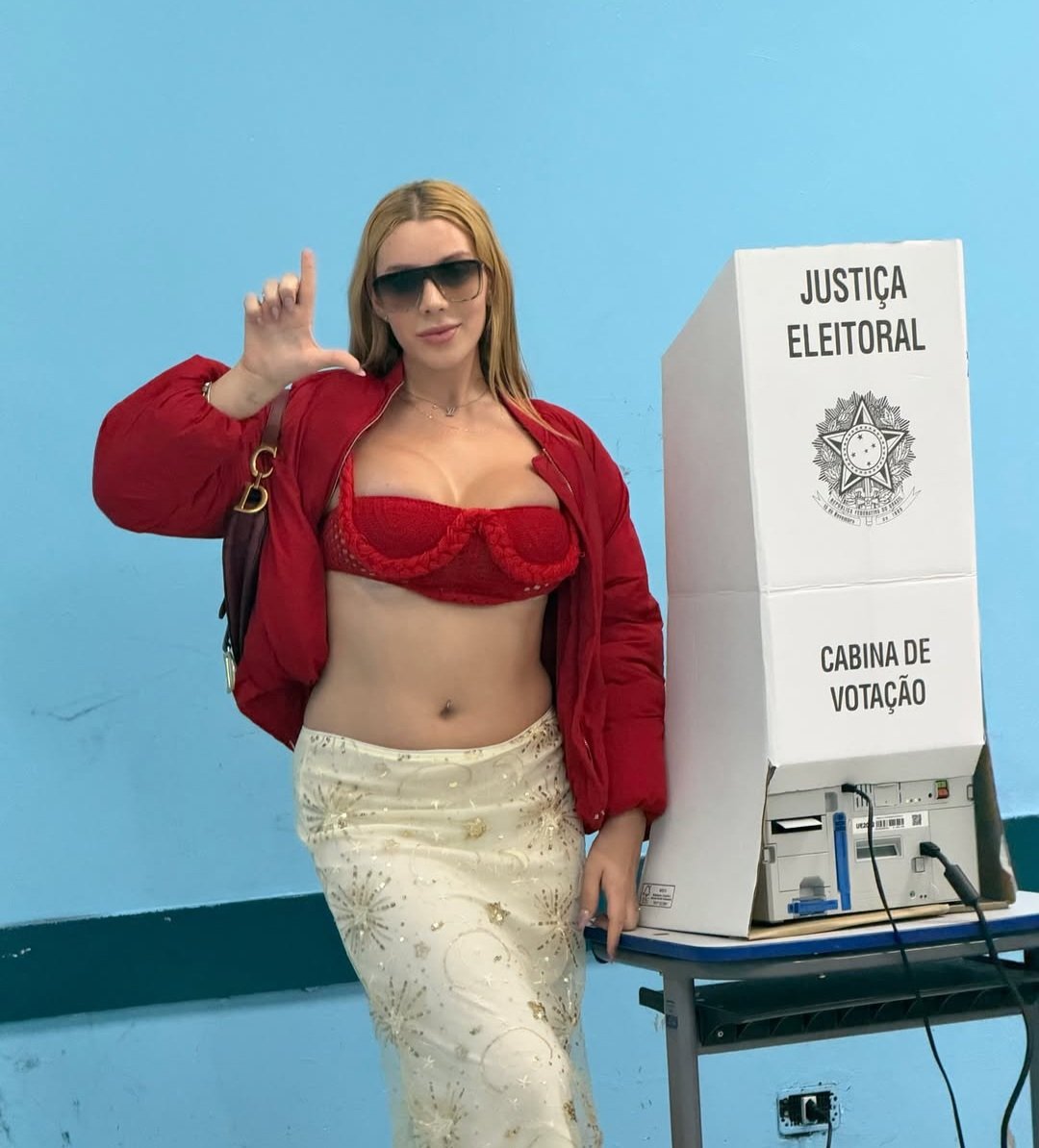 alineramosme's tweet photo. quem estava com você nas trincheiras? joice hasselmann e malévola. https://t.co/8Mab6KeEIk