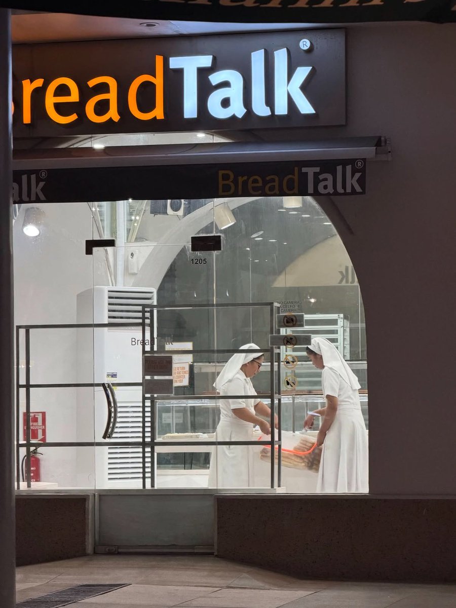 alexixxxsss's tweet photo. Witnessed it firsthand! And in this economy, no less! 🥹 Grabe, let’s support BreadTalk whenever we can so they can continue being a channel of blessings to even more people. ❤️🍞🥖 Masarap na almusal para sa mga tinutulungan 🫶🥹 https://t.co/8zv05tbCSb