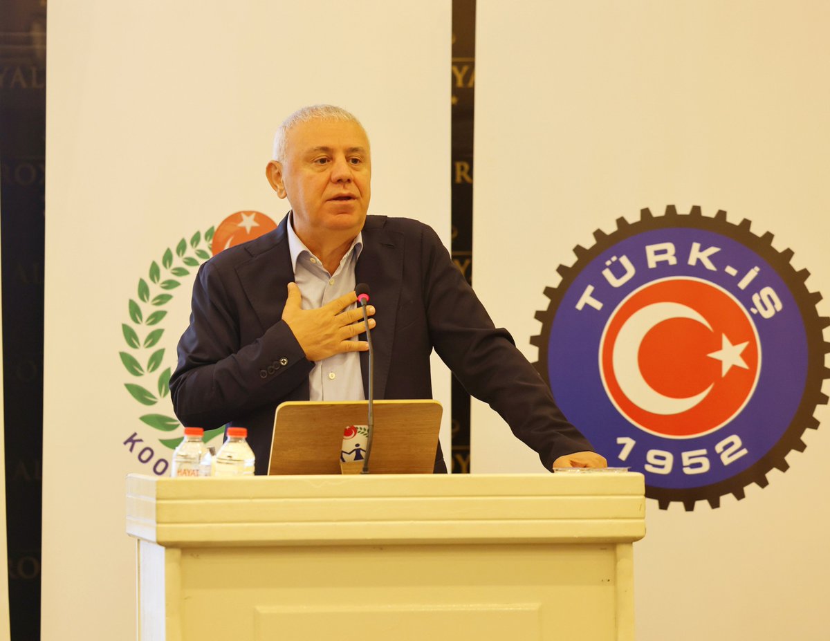alemdareyup's tweet photo. 📍Özel Sektör İşyeri Temsilcileri Eğitim ve Taslak Toplantımızda, sendikamızın sahadaki gücü ve mücadelesinin en önemli neferleri olan temsilci arkadaşlarımızla bir araya geldik.

🔹Toplantımızın açılışında yaptığım konuşmada; birlik ve dayanışmamızın önemini, özel sektörde yürüttüğümüz sendikal mücadeleyi, elde ettiğimiz kazanımları ve önümüzdeki dönemin hedeflerini değerlendirdim.

🔹Özel sektörde sendikal örgütlenmenin önündeki engellere dikkat çekerek, uzayan hukuki süreçlerin ve işveren baskılarının işçilerin anayasal haklarına ulaşmasını zorlaştırdığını ifade ettim.

🔹“Emeğe saygılı işverenlerle diyaloğa, sendikal hakları engelleyenlerle mücadeleye devam edeceğiz” diyerek bu konudaki kararlılığımızı bir kez daha dile getirdim.

🔹Mağazacılık sektöründe haftalık 40 saat çalışma ve iki gün izin gibi önemli kazanımlara imza attığımızı belirterek, “İşçinin yalnızca çalışmaya değil; dinlenmeye, ailesine ve kendisine zaman ayırmaya da hakkı var” dedim.

🔹AVM’lerin ülkemizin yeni fabrikaları hâline geldiğini, sabahın karanlığında işbaşı yapıp akşamın karanlığında evine dönen mağaza emekçilerinin haklı mücadelesinde yanlarında olmaya devam edeceğimizi ifade ettim.

🔹Toplantımıza katılan, örgütlü gücümüzün büyümesine emek veren tüm temsilci arkadaşlarıma teşekkür ediyor; eğitim ve taslak çalışmalarımızın sendikamız, üyelerimiz ve çalışma hayatı açısından hayırlı ve başarılı olmasını diliyorum.

#Koopİş #EyüpAlemdar #TÜRKİŞ #ÖzelSektör #İşyeriTemsilcileri #SendikalMücadele #SendikalÖrgütlenme #BirlikVeDayanışma #TopluİşSözleşmesi #EmeğinGücü #İşçiHakları #MağazaEmekçileri #AVMEmekçileri #SosyalSendikacılık #BirlikteGüçlüyüz