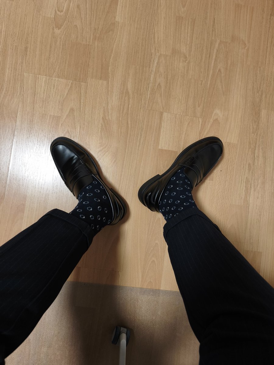 red_hat_socks's tweet photo. #suit #shoes #menatplay #businesstyle  #bussinesgay https://t.co/ZHzP45Hn9l