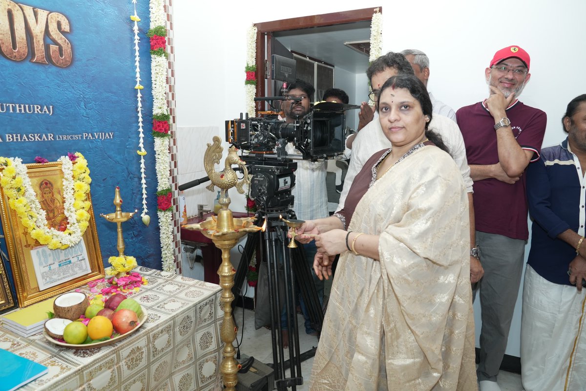 V2Cinemas's tweet photo. Arul Murugann Picture &amp; Dream Runway 26th Century - Production Number 01 - Titled as #BlackNightBoys 

Here's the Pooja ceremony moments 📸

Presented by - A Ramamurthy &amp; Ki Manikandan (Vimal G) 

#AmalJith #PriyankaRajukumaran #SembarVMurugesan https://t.co/LQuSC0wC96