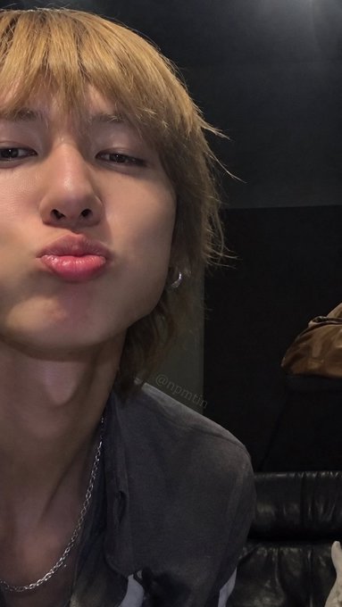 zhaoparkz's tweet photo. why's he like. The sweetest boy ever https://t.co/FsWYSB6uWn