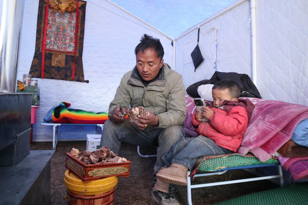 ChinaDaily's tweet photo. Emergency supplies and temporary housing are reaching residents in Gangchen township, one of the hardest-hit areas following Thursday night's magnitude-7.0 earthquake in Drachen county, Nagchu, #Xizang autonomous region.

China Railway 21st Bureau Group has delivered warm clothing, instant noodles, bottled water and tents to affected residents. Fourteen prefabricated housing units have arrived, with installation set to begin, while another 20 are expected Sunday night, Tian Lihua, Party branch secretary of the company's Lalin regional division, said. https://t.co/LLZio3xE9S