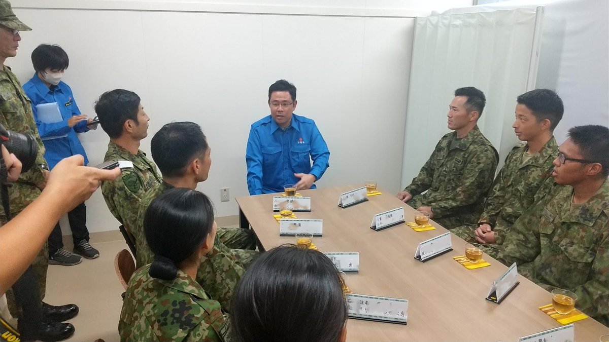 jgsdf_15b_pr's tweet photo. 【災害派遣：石垣駐屯地への古謝沖縄県知事のご視察】
＃第１５旅団 は、＃台風３０号 による ＃石垣市 での停電と断水を受け、入浴支援活動等を行っています。２５日、古謝沖縄県知事が、石垣市の被災状況をご確認された際、あわせて、＃石垣駐���地 にも来隊され、自衛隊の支援状況をご視察されました。旅団は、引き続き、地域の皆様の安心と安全を確保します。＃沖縄県　＃防衛省　＃自衛隊