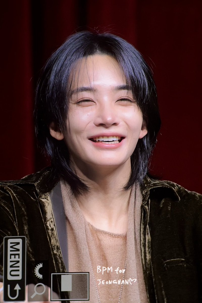 haniwadda's tweet photo. JEONGHAN WITH HIS BIG SMILE😭 these photos were taken a year apart!! and jeonghan’s hair has grown THAT long in one year 😭😭😭 

251023                                         261025 https://t.co/kU2CjDeGsx