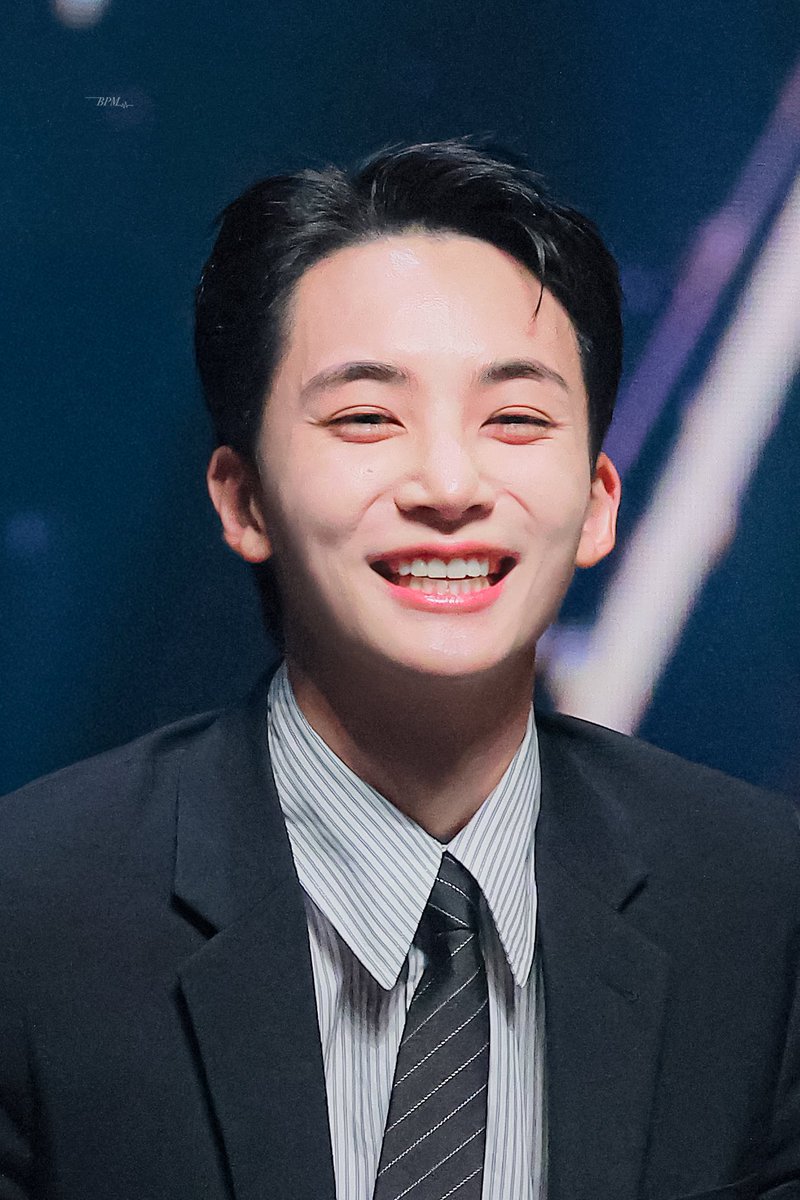 haniwadda's tweet photo. JEONGHAN WITH HIS BIG SMILE😭 these photos were taken a year apart!! and jeonghan’s hair has grown THAT long in one year 😭😭😭 

251023                                         261025 https://t.co/kU2CjDeGsx