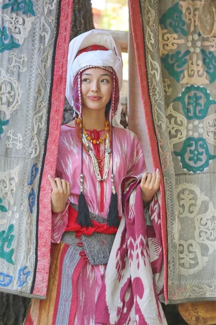 ArchVisionW's tweet photo. Kyrgyz Women wearing traditional clothing ✨️ 🇰🇬 https://t.co/WhvgMQL42A