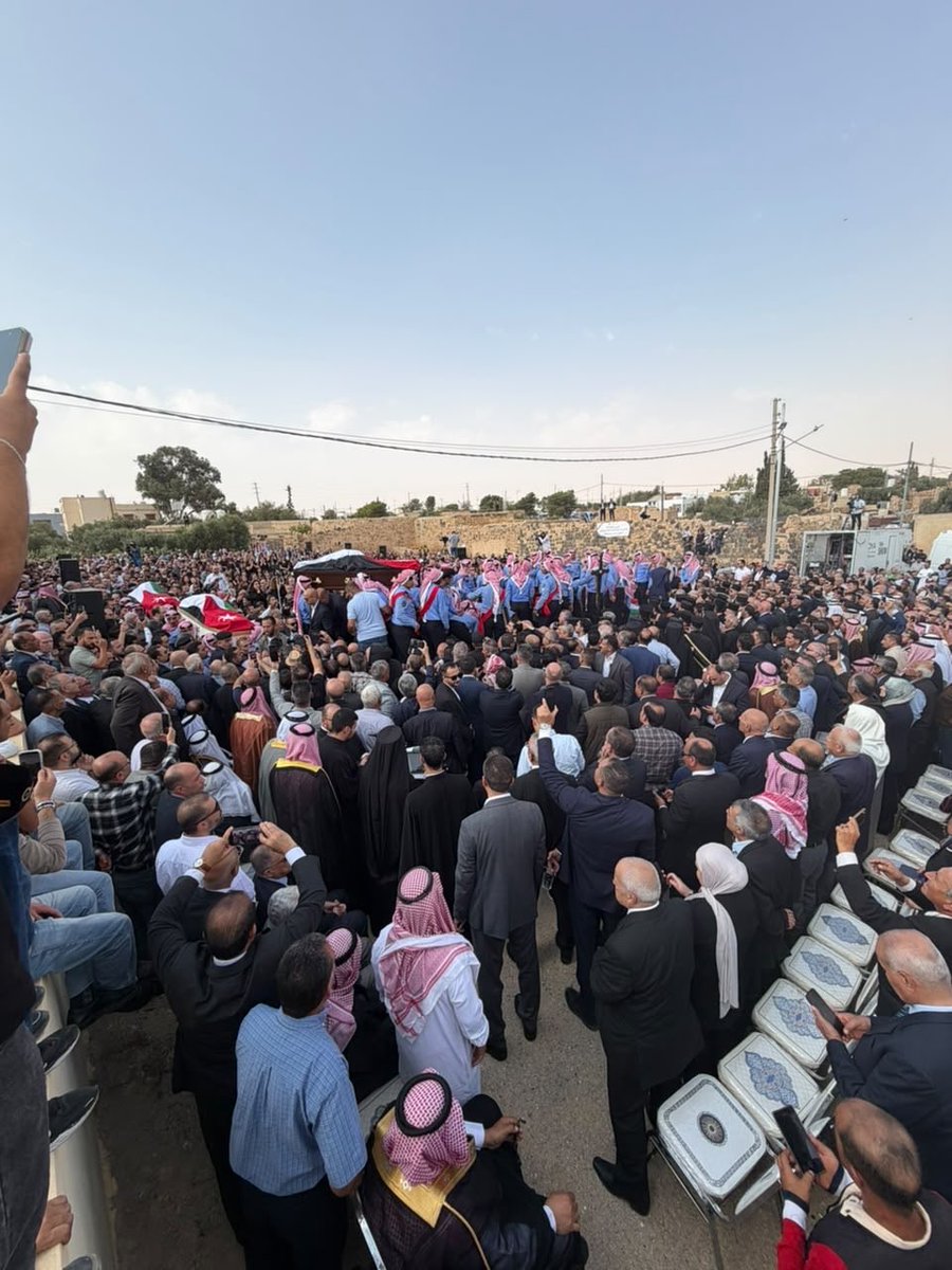 Police_Jo's tweet photo. أبناء الوطن يشيّعون جثامين شهداء الكرك في قرية حمود، في مشهدٍ يجسّد وحدة الأردنيين وتلاحمهم. 

رحم الله شهداءنا، وحمى الأردن عزيزاً شامخاً بقيادته الهاشمية الحكيمة، عصيّاً منيعاً، قوياً بوحدة أبنائه وتضحيات رجاله.

#الأمن_العام #الأردن https://t.co/SAyQYqSgD7