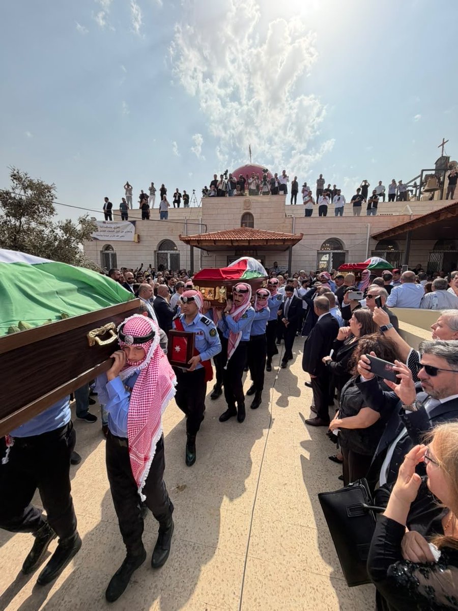 Police_Jo's tweet photo. أبناء الوطن يشيّعون جثامين شهداء الكرك في قرية حمود، في مشهدٍ يجسّد وحدة الأردنيين وتلاحمهم. 

رحم الله شهداءنا، وحمى الأردن عزيزاً شامخاً بقيادته الهاشمية الحكيمة، عصيّاً منيعاً، قوياً بوحدة أبنائه وتضحيات رجاله.

#الأمن_العام #الأردن https://t.co/SAyQYqSgD7