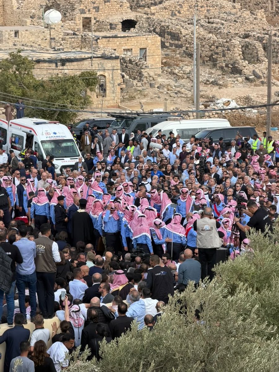 Police_Jo's tweet photo. أبناء الوطن يشيّعون جثامين شهداء الكرك في قرية حمود، في مشهدٍ يجسّد وحدة الأردنيين وتلاحمهم. 

رحم الله شهداءنا، وحمى الأردن عزيزاً شامخاً بقيادته الهاشمية الحكيمة، عصيّاً منيعاً، قوياً بوحدة أبنائه وتضحيات رجاله.

#الأمن_العام #الأردن https://t.co/SAyQYqSgD7