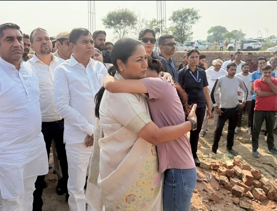 aakashrmcf's tweet photo. Rekha Gupta met with animal welfare activist Jagriti Mishra regarding her animal shelter. 

Officials have been directed to thoroughly examine the matter and provide full legal assistance to support her work in caring for injured and abandoned animals. https://t.co/9I06Rwo1IF
