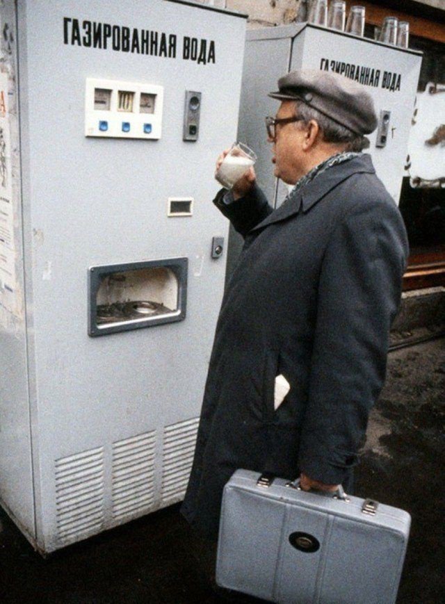 eastblocvisuals's tweet photo. Soda water vending machine with shared glass, USSR, 1970s. https://t.co/hR01gNOhTZ