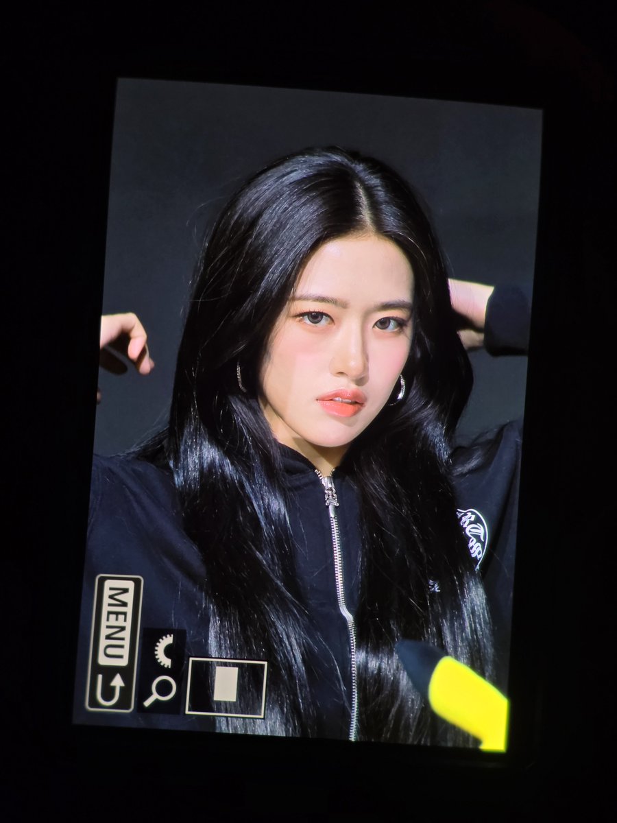 Lizjin_'s tweet photo. 유진아ㅋㅋㅋㅋ 왜 그렇게 뚫어져라 쳐다보는 건데??? https://t.co/kPHz9XaBan