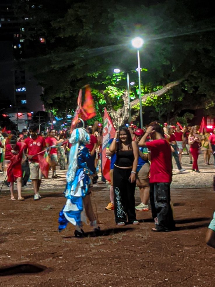 jobuticaba's tweet photo. 🚨GRAVE: furina foi vista ontem na manifestação em goiânia fazendo o L https://t.co/z1lzPKQ00J