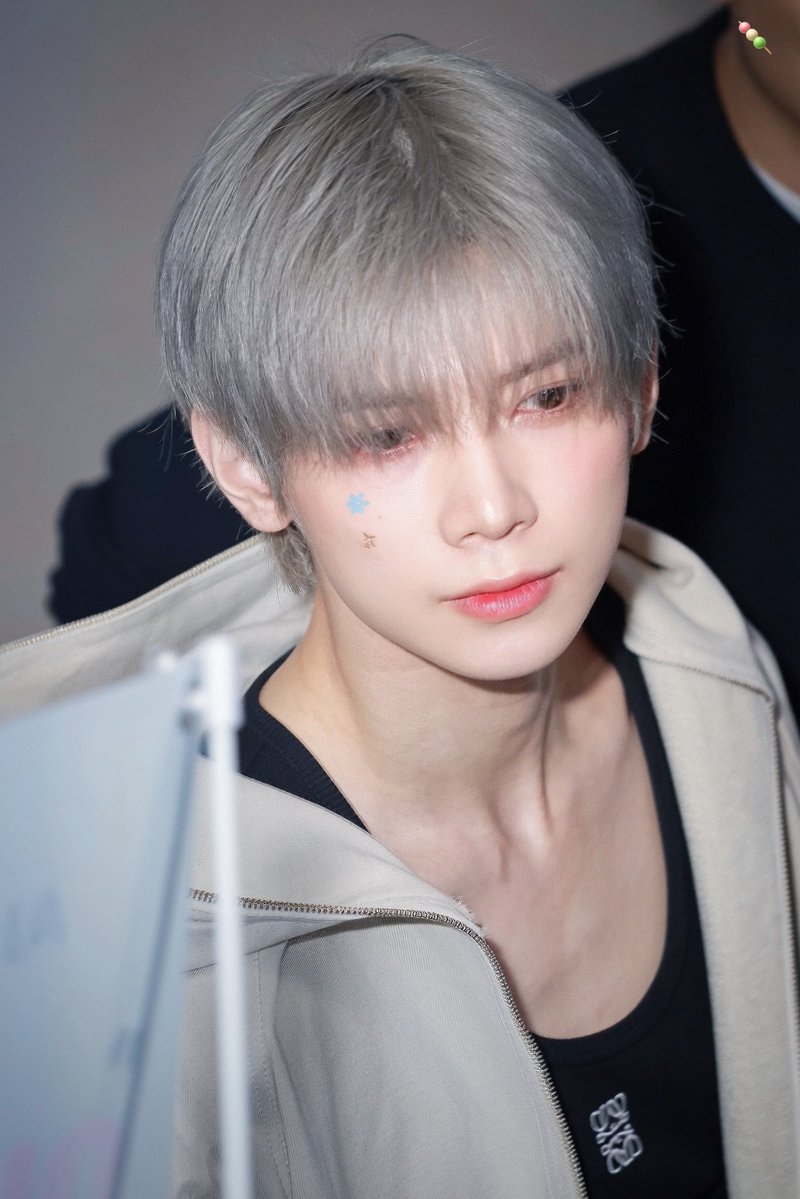hwa_ha_wa's tweet photo. 에잇띠즈 재밌는 점 : 주로 팀내 신장이 비교적 리를 보이들이 개쌉테토임.
부러진 뼈 맞추고 아픈 거 참고 무대한 뒤에 휀걸들한테 웃으며 인사하고 내려오기.
본인이 요리도 다 하고 돈도 다 벌어오고 집안일도 다 하겠다 선언하기.
질서 없는 혼잡한 시상식 안에서 벌떡 일어나 지휘하기. https://t.co/zO9UqV7bB7