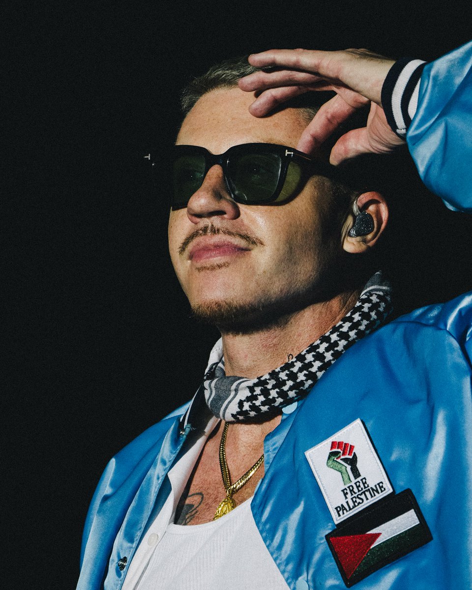 bosunatiklama's tweet photo. ABD'li rapçi Macklemore: "Başkalarının acısına dur demek insanlıktır, siyaset değildir. Özgür Filistin!"

▬ Filistin'e yönelik destek açıklamaları nedeniyle Ed Sheeran'ın turnesinden çıkarılmıştı.

▬ Gelirlerinin tamamını Filistin'e bağışlayacağı bir turne düzenliyor. https://t.co/TML2hk47cX