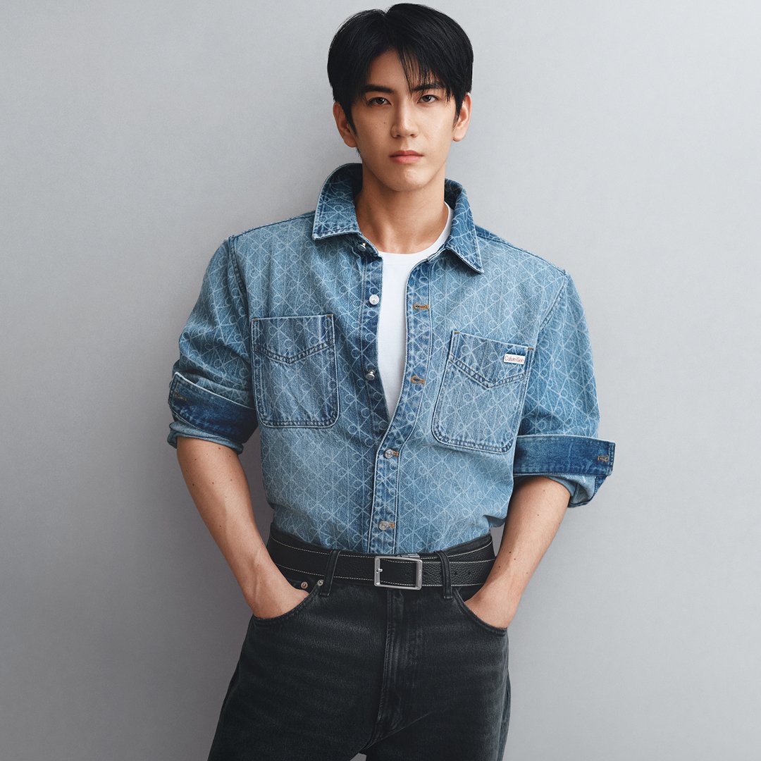 CalvinKlein__JP's tweet photo. Sea Tawinan／シー・タウィナンが、デニムシャツで日常を着こなす。
クリーンなホワイトTとバレルジーンズに重ねて。
スタイルは、思いのままに。

▼新着アイテムはこちら
https://t.co/TjLCxAKP68 https://t.co/by3OjqQvfe