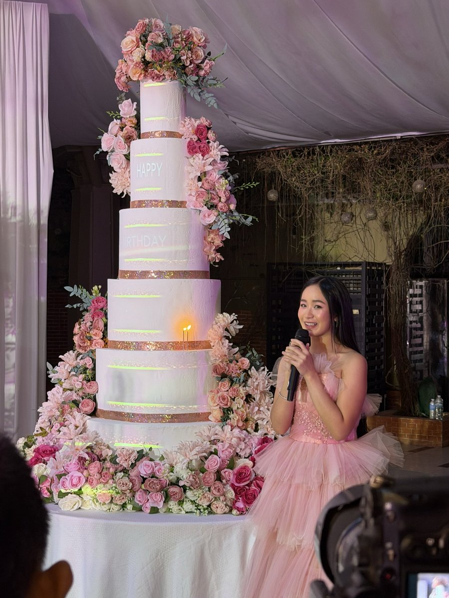_teamcapriceofc's tweet photo. 𝐀 𝐖𝐇𝐈𝐌𝐒𝐈𝐂𝐀𝐋 𝐄𝐒𝐂𝐀𝐏𝐀𝐃𝐄 | 𝟔𝐅𝐓 𝐋𝐄𝐃 𝐂𝐀𝐊𝐄 🎂

We prepared a stunning 6-foot LED cake for Caprice, making her special day even more magical. Just like a princess in her own fairytale, she deserves nothing less than a celebration filled with love, beauty, and a little bit of magic. 

Here’s to making Caprice’s early debut celebration and Team Caprice Official’s first anniversary truly unforgettable! ✨