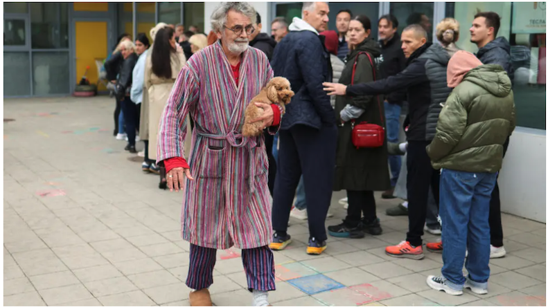 aschapire's tweet photo. Día de elecciones en Serbia. El señor salió de la cama, agarró el perro y se fue a votar. Belgrado, foto Reuters. https://t.co/eBDqeYbaeM