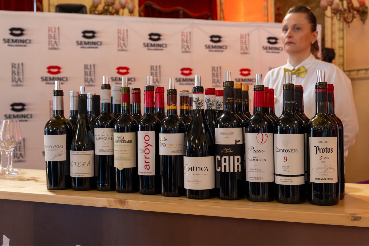 DORibera's tweet photo. Hay películas que necesitas comentar en cuanto sales de la sala. Y conversaciones que merecen seguir con un Ribera del Duero

Para esos encuentros está el Espacio Ribera en SEMINCI @Seminci_oficial : un lugar donde compartir impresiones, descubrir afinidades y dejar que una charla se alargue entre una proyección y la siguiente.

Del 24 al 30 de octubre, en el Círculo de Recreo de Valladolid, reuniremos a profesionales e invitados del festival alrededor del cine y de nuestros vinos. Porque disfrutar de un Ribera del Duero también tiene mucho que ver con eso: con quién lo compartes y con lo que surge cuando os sentáis a conversar.

Estos serán los vinos y las bodegas que acompañarán esos momentos:

🍷 Avelino Vegas 100 Aniversario (2018) · Bodegas Avelino Vegas @AvelinoVegas 
🍷 El Notera (2023) y Monte Pinadillo Blanco  y Rosado (2024 y 2025) · Bodega San Roque de la Encina @BodegaSanRoque 
🍷 Martín Berdugo (2025) · Bodega  Martín Berdugo. @martinberdugo 
🍷 LaVeguilla (2024) · Bodegas LaVeguilla @vinoslaveguilla 
🍷 Finca Monastasia (2023) · Finca Monastasia. @FincaMonastasia 
🍷 Raíz de Guzmán (2025) · Bodegas Raíz de Guzmán @VinosRaiz 
🍷 Tinto Arroyo (2023) · Bodegas Arroyo 
🍷 Fuentenebro (2022) · Bodegas Señorío de Nava. @SenoriodeNava 
🍷 Tresmatas Crianza (2023) · Bodegas Vega de Yuso.
🍷 Finca El Empecinado (2021) · Bodegas Vega Real 
🍷 Cair Selección La Aguilera (2021) · Dominio de Cair @DominioDeCair 
🍷 Pruno (2023) · Finca Villacreces. @FcaVillacreces 
🍷 Cantovera 9 Meses (2024) · Bodegas Valdecuevas 
🍷 Protos Tercer Año (2021) · Bodegas Protos @Bodegas_Protos 
🍷 Bela (2025) · Bodega Bela.

El cine pone el primer tema de conversación. Seguimos con un Ribera del Duero.

#seminci #71seminci #riberadelduero