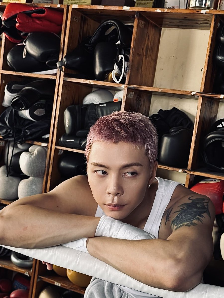 Johnny_'s tweet photo. people might think i was boxer and good at boxing. https://t.co/LAcGPnhh1D