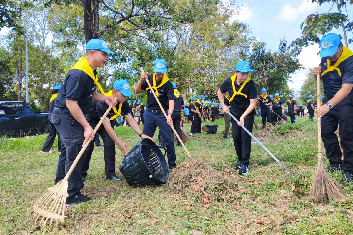 RTARF_PR's tweet photo. เมื่อวันเสาร์ที่ 24 ตุลาคม พ.ศ. 2569 กองทัพไทย โดย หน่วยพัฒนาการเคลื่อนที่ 51 สำนักงานพัฒนาภาค 5 หน่วยบัญชาการทหารพัฒนา จัดจิตอาสา 904 พร้อมจิตอาสาของหน่วย ร่วมกับส่วนราชการในพื้นที่ ทำความสะอาด เก็บกวาดเศษขยะ เศษใบไม้ กิ่งไม้ กำจัดวัชพืช และปรับปรุงภูมิทัศน์บริเวณศาลากลางจังหวัดอำนาจเจริญ เพื่อให้เกิดความสะอาด สวยงาม เป็นระเบียบเรียบร้อย เนื่องในวันคล้ายวันสวรรคต สมเด็จพระนางเจ้าสิริกิติ์ พระบรมราชินีนาถ พระบรมราชชนนีพันปีหลวง โดยมี นายเสนีย์  ส้มเขียวหวาน ผู้ว่าราชการจังหวัดอำนาจเจริญ เป็นประธาน ณ ศาลากลางจังหวัดอำนาจเจริญ จังหวัดอำนาจเจริญ

#oneteamทัพไทย
#จิตอาสา
#จิตอาสาพระราชทาน
#นทพ
#กองทัพไทย