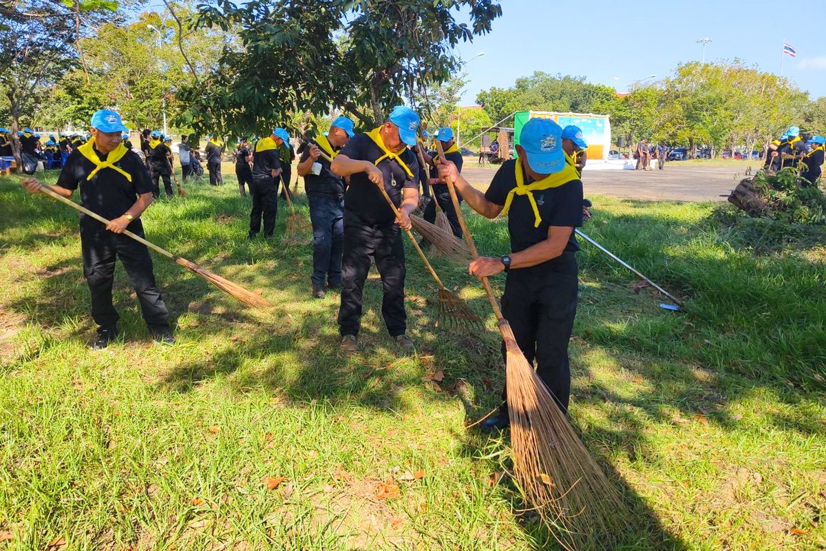 RTARF_PR's tweet photo. เมื่อวันเสาร์ที่ 24 ตุลาคม พ.ศ. 2569 กองทัพไทย โดย หน่วยพัฒนาการเคลื่อนที่ 51 สำนักงานพัฒนาภาค 5 หน่วยบัญชาการทหารพัฒนา จัดจิตอาสา 904 พร้อมจิตอาสาของหน่วย ร่วมกับส่วนราชการในพื้นที่ ทำความสะอาด เก็บกวาดเศษขยะ เศษใบไม้ กิ่งไม้ กำจัดวัชพืช และปรับปรุงภูมิทัศน์บริเวณศาลากลางจังหวัดอำนาจเจริญ เพื่อให้เกิดความสะอาด สวยงาม เป็นระเบียบเรียบร้อย เนื่องในวันคล้ายวันสวรรคต สมเด็จพระนางเจ้าสิริกิติ์ พระบรมราชินีนาถ พระบรมราชชนนีพันปีหลวง โดยมี นายเสนีย์  ส้มเขียวหวาน ผู้ว่าราชการจังหวัดอำนาจเจริญ เป็นประธาน ณ ศาลากลางจังหวัดอำนาจเจริญ จังหวัดอำนาจเจริญ

#oneteamทัพไทย
#จิตอาสา
#จิตอาสาพระราชทาน
#นทพ
#กองทัพไทย