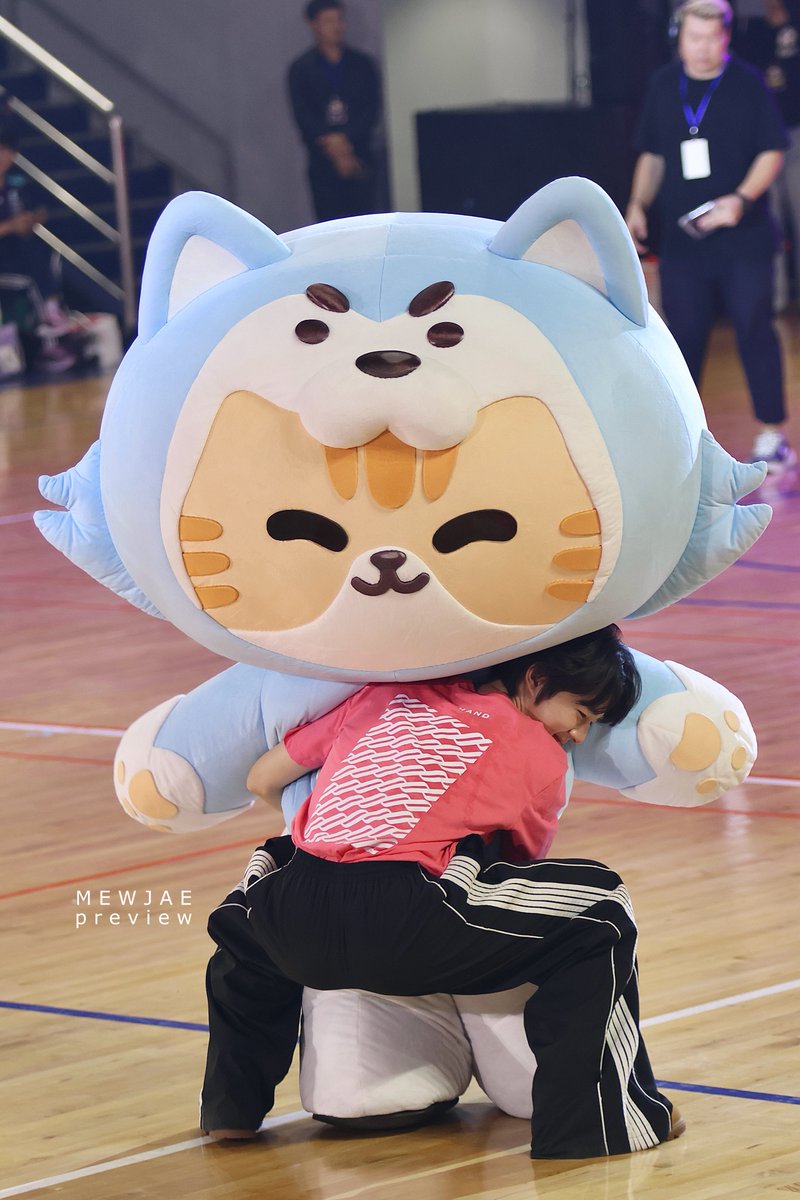 MEWJAExZEEPRUK's tweet photo. บุพการีแย่งกันอุ้มลูกเจ๋ง @NongZon_Domundi 

ZEENUNEW NONGZON MOONRISE
#ซีนุนิวเจ๋งใต้แสงจันทร์
#SRICHANDSASIMOONRISE

@zee_pruk #ZeePruk 
@CwrNew #NuNew https://t.co/9U1JhFYAXI