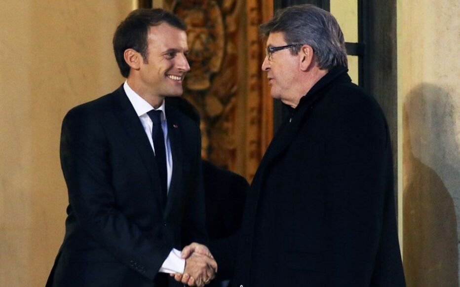 jon_delorraine's tweet photo. La tenaille qui enferme les Français est la suivante : 
Macron tient les institutions.
Mélenchon tient la rue.

Au fil des années, Macron a placé ses pions dans toutes les institutions pour s'assurer qu’il n’ait jamais de problème et soit protégé.

Melenchon quant à lui, a fait élire Macron, a toujours appelé à faire barrage, et dorénavant il a mis la main sur la rue. Depuis les gilets jaunes, l’extrême gauche s’est ingérée puis imposée dans tous les mouvements et a dégagé tous ceux qui ne sont pas d’accord avec eux. 
Essayez de faire une manifestation aujourd'hui sans eux, il y aura une contre manifestation ou des éléments perturbateurs pour vous déstabiliser.

Tout cela est un grand théâtre, il faut en finir avec le socialisme et le macronisme et tourner la page pour que la France se redresse.

En attendant, revenons sur le réel, les Français s’appauvrissent, le prix du carburant est autour des 2,5€, le travail ne paye plus. Les services publics sont en lambeaux. La sécurité des Français n’est plus assurée alors que cela fait partie d’une responsabilité de l’État, qui a décide de se dédouaner. Le consentement à l'impôt va de plus en plus poser question.

Quand tout le monde comprendra cela, on pourra avancer. Plutôt que se diviser et se taper dessus, pendant qu’ils s'assurent une rente tout en coulant notre pays.