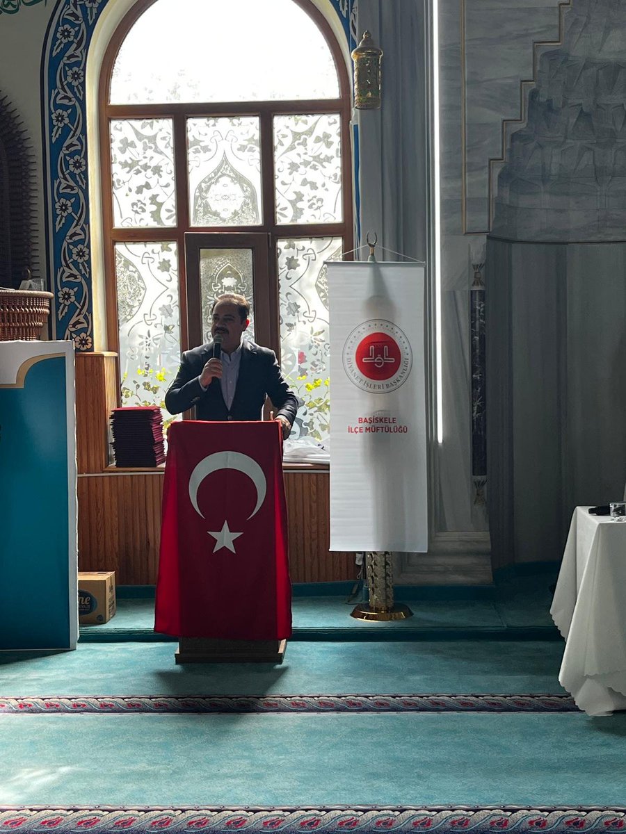 tcbasiskele's tweet photo. Kaymakamımız Dr. Soner Şenel, Yuvacık Merkez Camii’nde düzenlenen Hafızlık İcazet Merasimi’ne katılarak hafızlık eğitimini tamamlayan öğrencileri tebrik etti. https://t.co/BtlwO0A6Rg