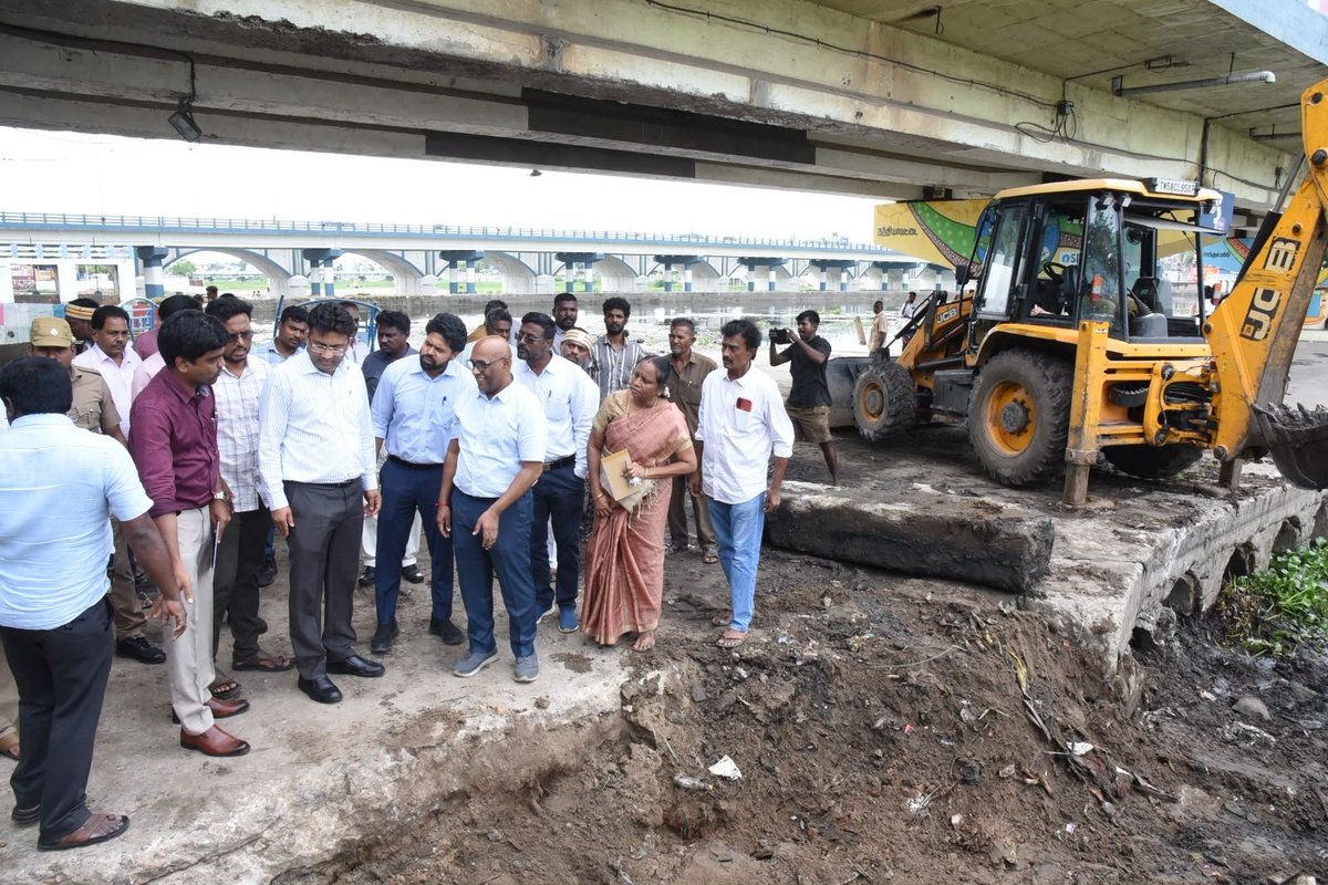 Collector_MDU's tweet photo. மதுரை மாவட்ட வடகிழக்கு பருவமழை கண்காணிப்பு அலுவலர் / வேலைவாய்ப்பு மற்றும் பயிற்சித்துறை இயக்குநர் திரு.சி.பழனி, இ.ஆ.ப., அவர்கள் இன்று (25.10.2026),

மாவட்ட ஆட்சித்தலைவர் திரு.நிஷாந்த் கிருஷ்ணா, இ.ஆ.ப., அவர்கள், மதுரை மாநகராட்சி ஆணையாளர் திரு.கௌரவ் குமார்,இ.ஆ.ப.,  அவர்கள் ஆகியோர் முன்னிலையில்,

மதுரை மாநகராட்சிப் பகுதிக்குட்பட்ட வைகை - யானைக்கல் தரைப்பாலம் பகுதியில், வடகிழக்கு பருவமழையினால் பெருக்கெடுத்து வரும் மழைநீர் எவ்விதத் தடையுமின்றி சீராகக் கடந்து செல்வதை உறுதி செய்யும் வகையில் மேற்கொள்ளப்பட்டு வரும் முன்னேற்பாட்டுப் பணிகளை நேரில் சென்று பார்வையிட்டு, கள ஆய்வு மேற்கொண்டார்.  
​அப்போது, பாலத்தின் கீழ்ப்பகுதியில் மரக்கட்டைகள், நெகிழி மற்றும் கழிவுகள் ஏதேனும் அடைப்பு ஏற்படுத்தாத வண்ணம் உடனுக்குடன் அகற்றிடவும்,

ஆற்றங்கரைப் பகுதிகளில் முன்னெச்சரிக்கைப் பணிகளைத் துரிதமாக மேற்கொள்ளவும் சம்பந்தப்பட்ட கள அலுவலர்களுக்கு அறிவுறுத்தினார்.