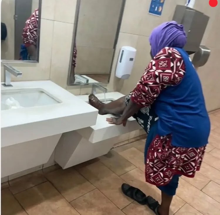 mico332's tweet photo. トイレで足を洗うムスリムさん🧕
欧州各国で日常的に目撃されるようになったと、報告が相次いでいます。 https://t.co/yHVhNTwBAW