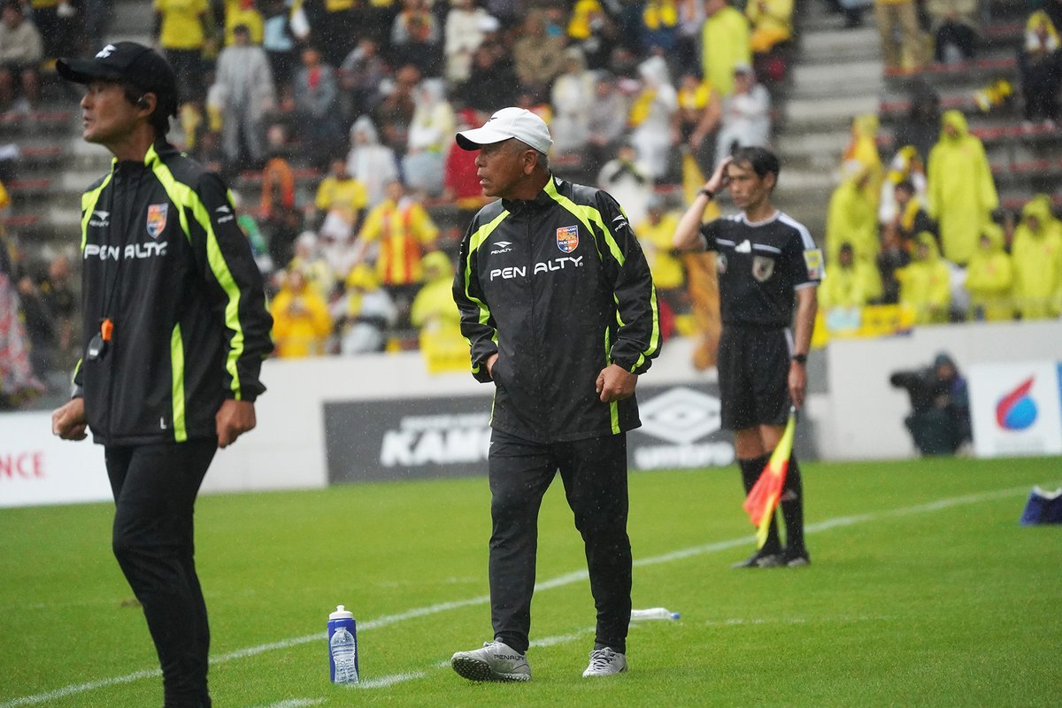NAGANO_PARCEIRO's tweet photo. 🟠MATCHDAY!!｜vs.北九州

✍️#小林伸二 監督 ＜試合の総括について＞
「良い勝ち方をして次に繋げていきたかったですが、なかなか思ったような形になりませんでした。

まず重かったというよりも、ボールにしっかりと行けなかったことで圧がかからなかったのは痛いなと思います。勝負どころの終わりと始めでやらてしまったのは残念でしたし、もう少し辛抱強くできたらよかった。

我々がプレスをかけていくチームなので、相手は動かして背後を取ってくるのはわかっていたことです。そこはそことしてボール際が甘かったなと思います。セットしているわけではないのですが、アプローチがボールではなくコースを切りに行っているので、いろんなところにパスが出てしまった部分がありました。
そうしたところの修正が間に合いませんでした。壁パスでボールを見てしまったり、後手を踏んでやられてしまった。そうした時にサイドバック、センターバック、ボランチが繋がって対応できればよかったですが──。

後半はメンバーを変えて押し出しましたが、少し難しかったなと思います。
北九州さんがすごく良いサッカーをしたと真摯に受け止めて、次の準備をしていきます」
#acnp #パルセイロ
