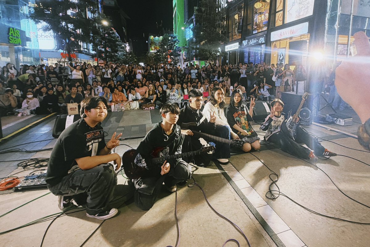 sinsingular's tweet photo. ได้ไปเล่นที่ลานสยาม สแควร์ แบบไม่คาดคิด ขอบคุณ @aissiam_official ที่ชวนไปร่วมสนุกกับน้องๆ #maximyze_band นะฮะ 🌈🌈
📷 by you https://t.co/JaBHau4YDf
