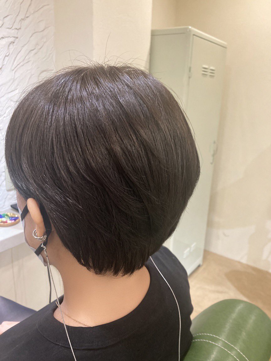 lemon__reality's tweet photo. 前回のカットから2ヶ月での施術でしたが、見てくださいよこの再現度。「前回の形が最高だった。耳にかかる髪が跳ねない絶妙な長さで良かった。」とだけ伝えたら、今回も同じように(寧ろ可能な限り前髪と横は短く)してくれて、「やっぱこの人は神だな？」ってなりました。髪色も絶妙で大満足🥰 https://t.co/v0GuVfwchU
