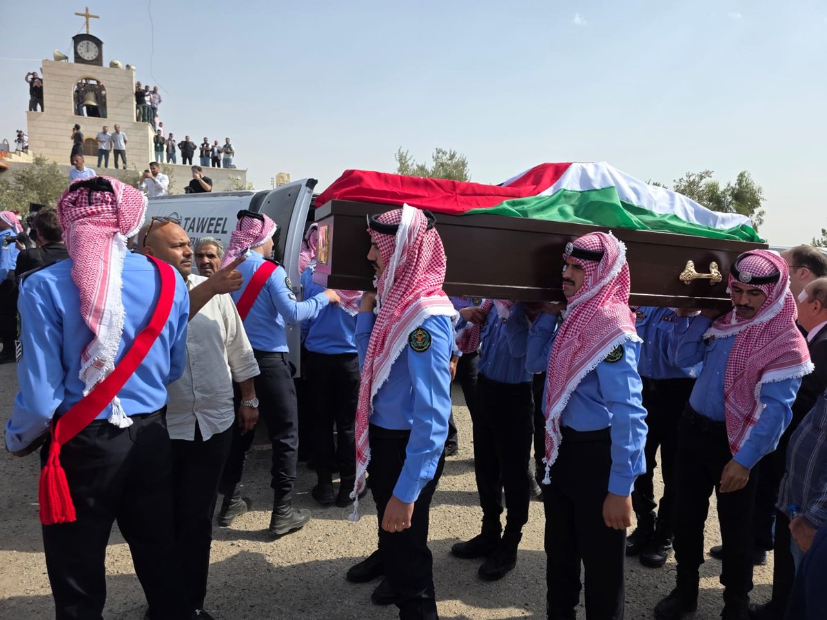 fourthtamer's tweet photo. ملفوفون بأطهر راية ومحمولون على أكتاف أطهر الرجال، المجد والخلود للشهداء https://t.co/SMjcUgPvfJ