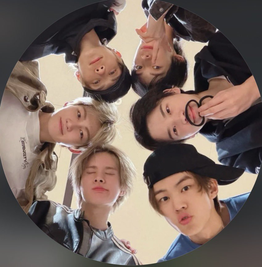 nyangddoii's tweet photo. i adore you all so so much 🫳🫳🫳🫳 https://t.co/vHrKE0nsLd