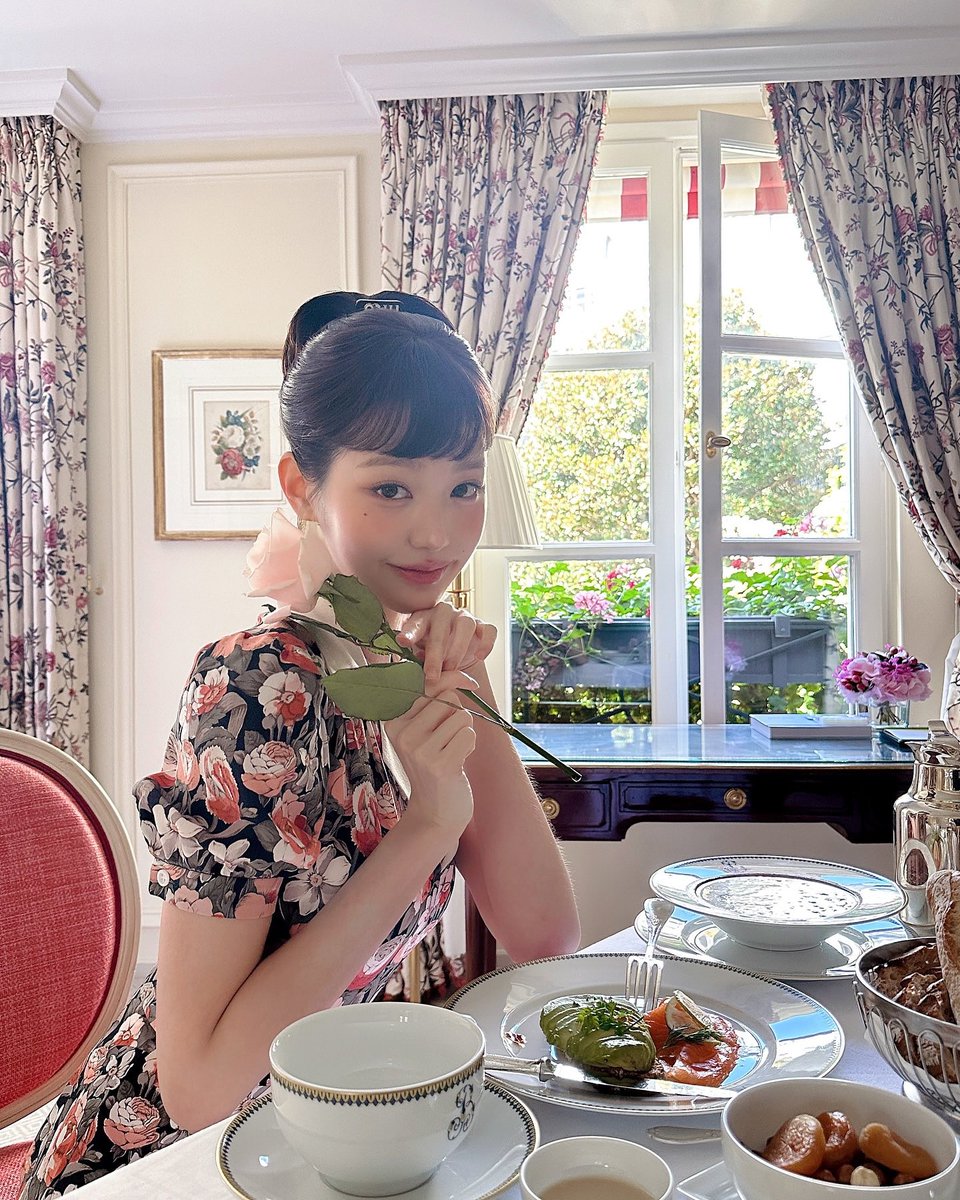 nana_picture7's tweet photo. ウォニョンってお花が似合うんだよね https://t.co/VzJjfkPlWo