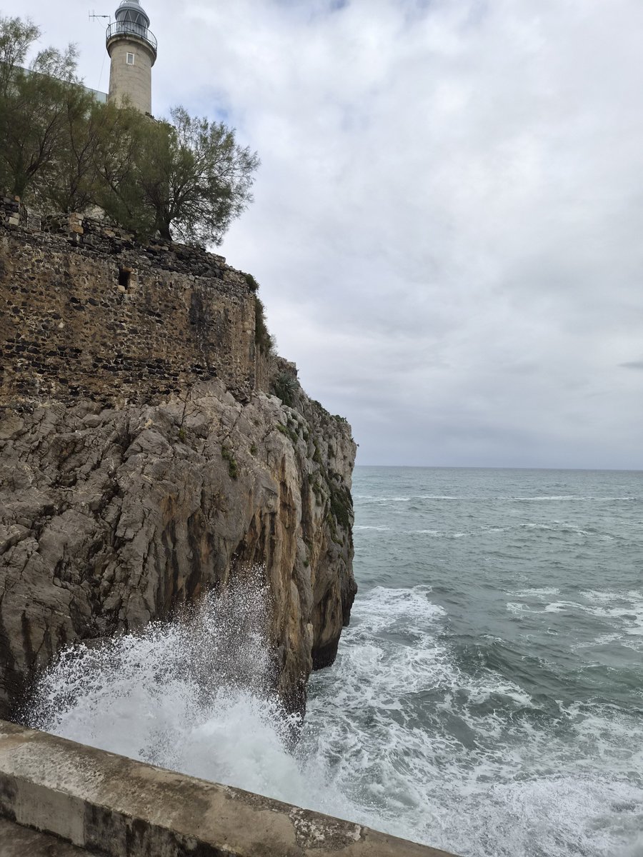 Lorenzo_Olivan's tweet photo. En algunos paisajes siempre estamos,
no se pueden mirar de forma neutra

#castro https://t.co/ir09Bh2Y93