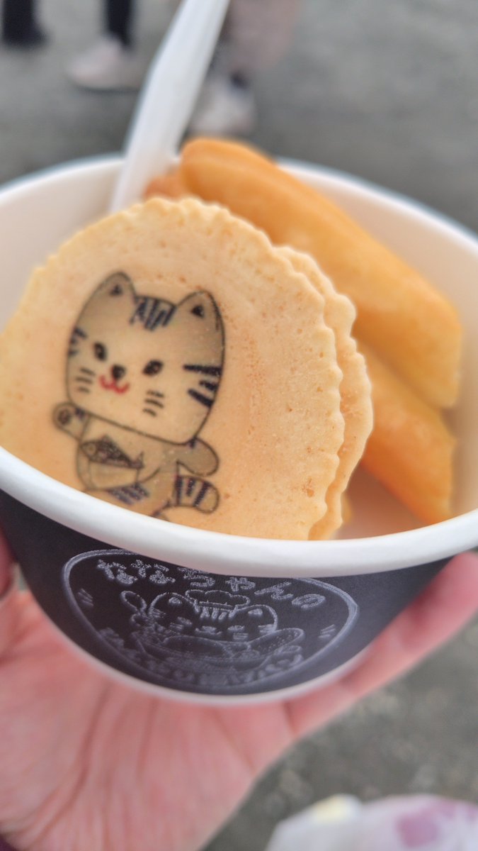makaron521864's tweet photo. 昨日はお祭りに行き、いろいろ食べてました。帰りのコスモス畑、穴場だった。 https://t.co/BVU5H0768j