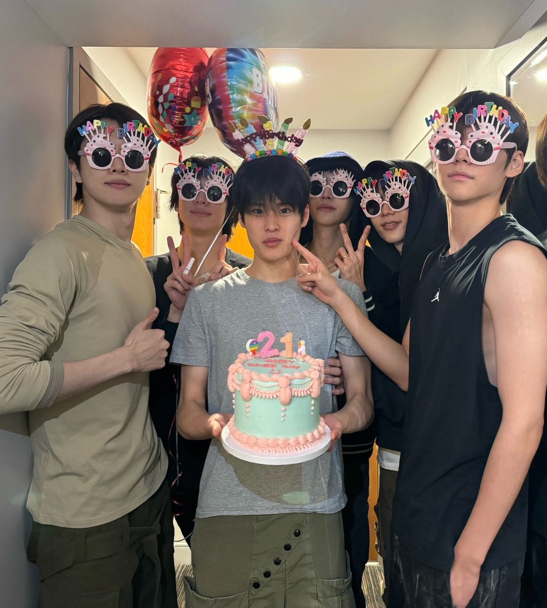 kanyesntown's tweet photo. 이 사진 지읒나 좋아함 https://t.co/GW2bpwDe05