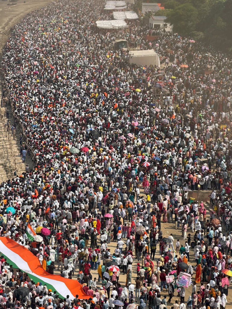 PandaJay's tweet photo. A spectacular celebration of India’s pride and the valour of our Air Force! Over 10 lakh people gathered along the ghats of Kashi to witness this magnificent air show ahead of Prime Minister @narendramodi’s arrival. The extraordinary enthusiasm reflects the deep connection between Kashi and its beloved MP, and the growing pride in India’s defence capabilities.

#KashiAirShow #IndianAirForce #Varanasi #NewIndia