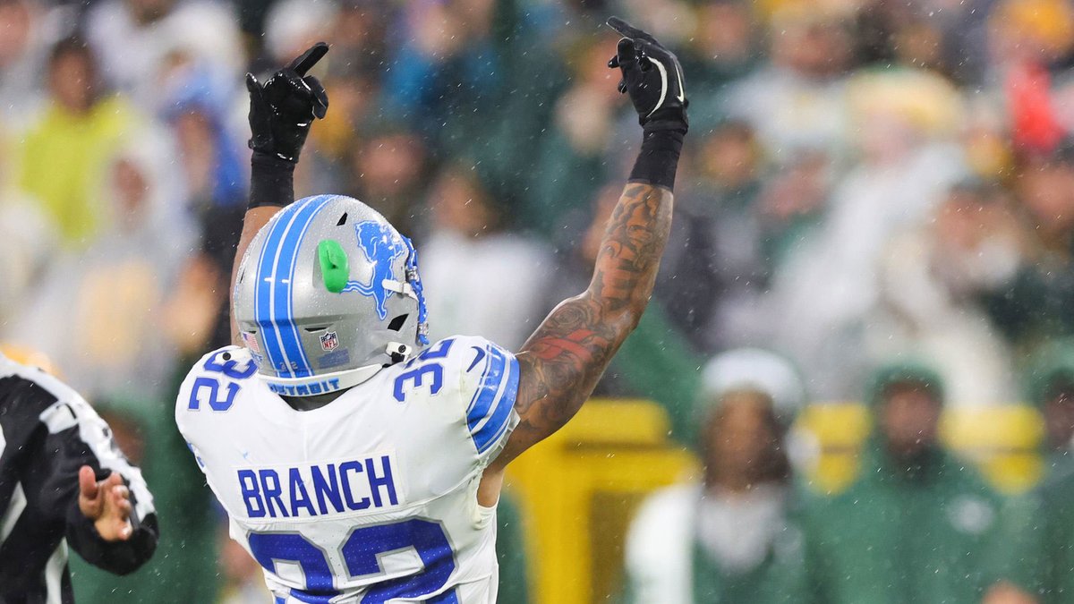 LionsLeadSM's tweet photo. GAMEDAY
Beat Green Bay. 
#onepride https://t.co/iiwz363aRf