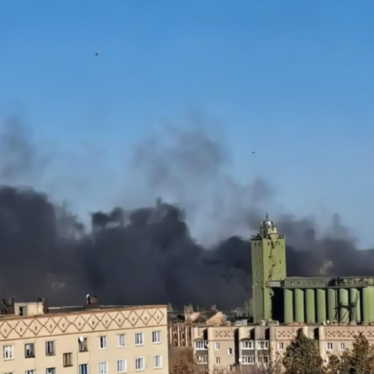 NOELreports's tweet photo. Thick black smoke is observed in Yelets, Russia, where the AO Energiya plant was just attacked. It is now assumed that 3-4 Storm Shadow/SCALP-EG missiles were launched and hit the facility. #Ukraine https://t.co/CmPg7JcPWH