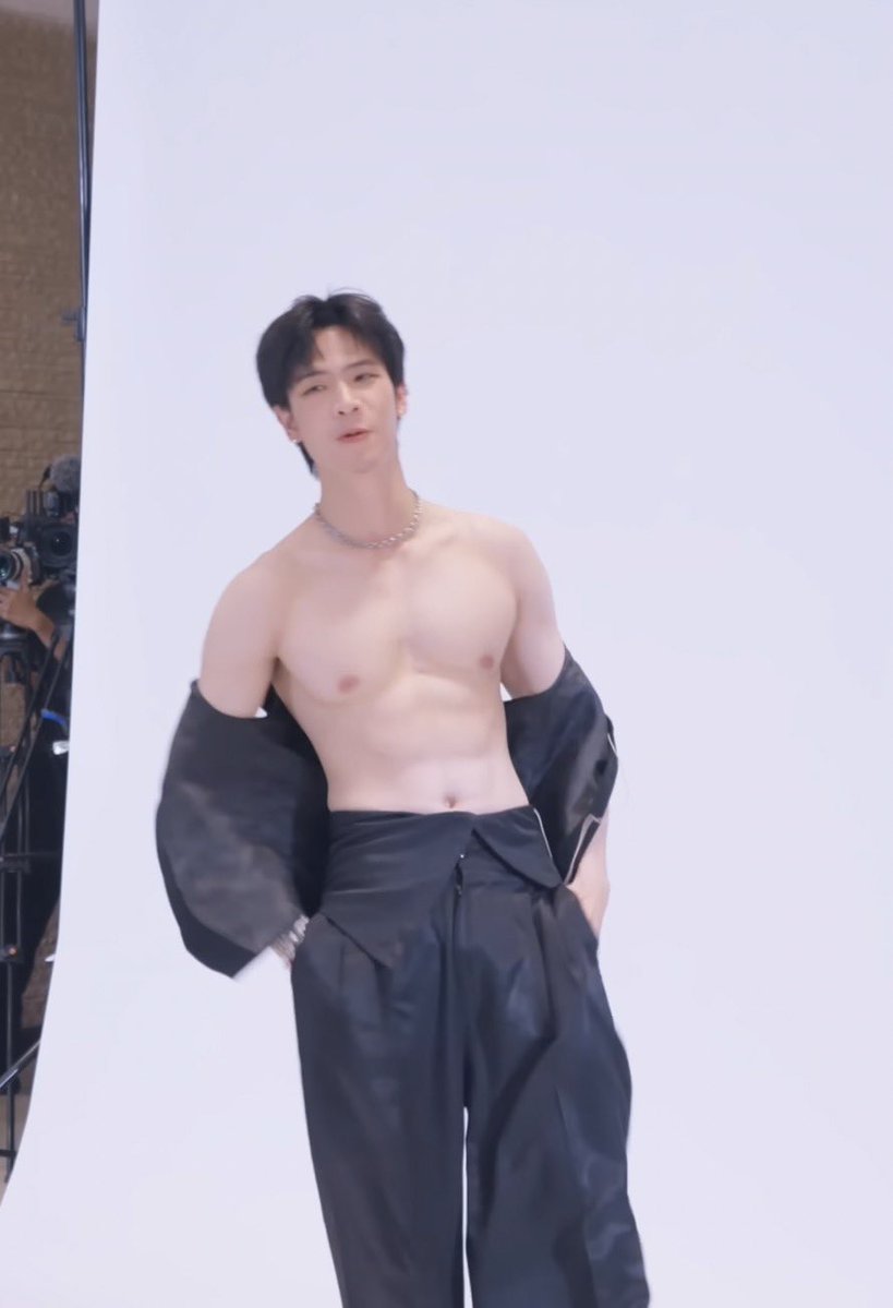 hueyyihh's tweet photo. teetee told me to trend this #WhyDidTeTakeHisShirtOff https://t.co/K2Nq9J8CrX