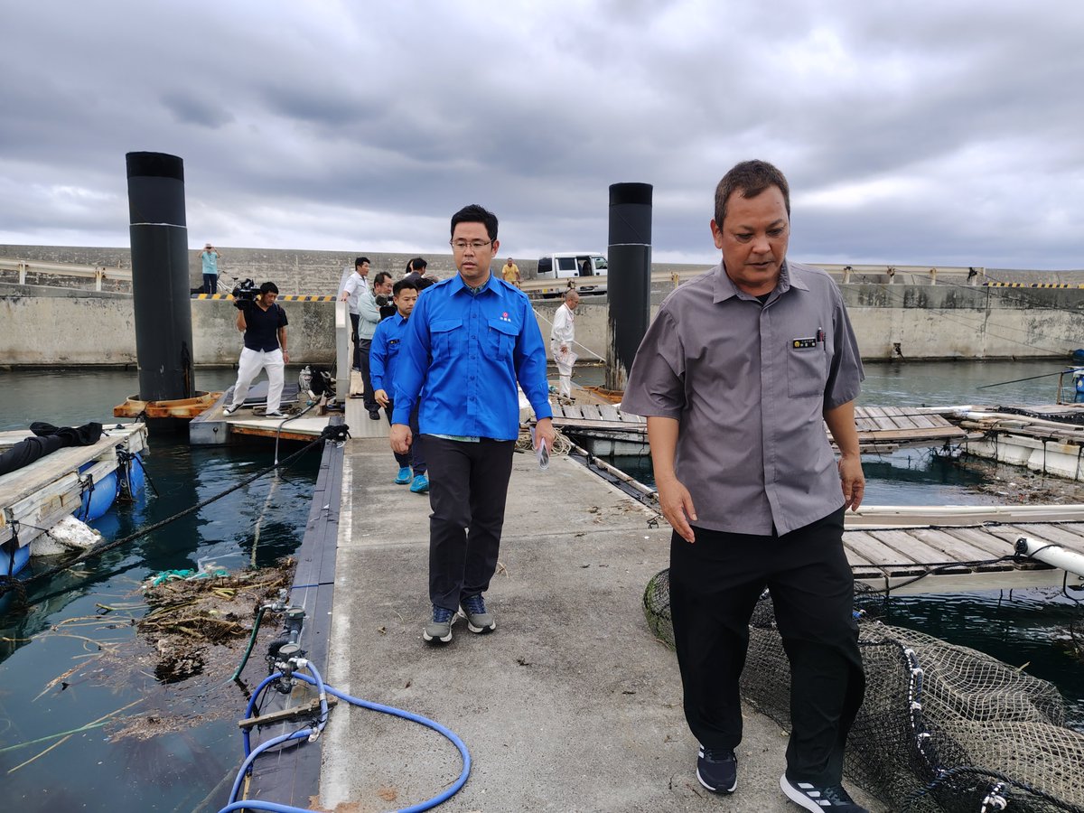 okinawa_pref's tweet photo. 【＃古謝知事台風第30号被害状況視察（石垣市内）】
古謝知事は台風第30号により被害を受けた八重山地方を訪れ、石垣港伊原間線（名蔵）の倒木現場、登野城漁港内養殖場、土地改良区内さとうきび圃場の状況、陸上自衛隊による入浴支援の状況を確認しました。 https://t.co/Q3Qbnd8dJ5