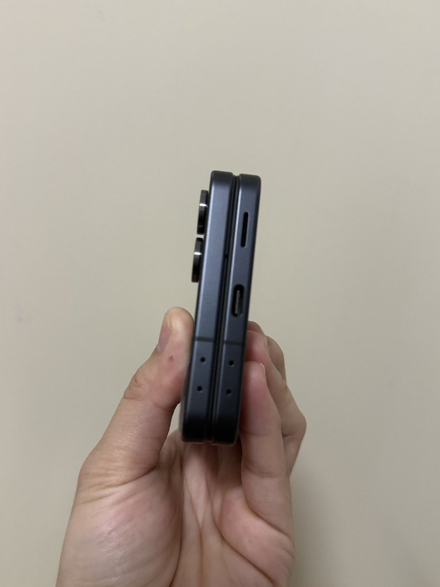 ployploy1905's tweet photo. Samsung galaxy z flip7 5g 12/256 17,500มีเเต่ตัวเครื่อง เครื่องไม่มีตำหนิเลยค่ะ พึ่งเคลม SC+จากศูนย์ Samsung แท้ เปลี่ยนภายนอกใหม่ทั้งชุดค่ะ จากศูนย์แท้ๆเหมือนได้มือ1 
#โทรศัพท์มือสอง  #โทรศัพท์มือ2 #ส่งต่อซัมซุง #มือถือมือ2 #ซัมซุง #Samsung #zflip7 #ส่งต่อโทรศัพท์มือสอง https://t.co/6uTijCLmdc