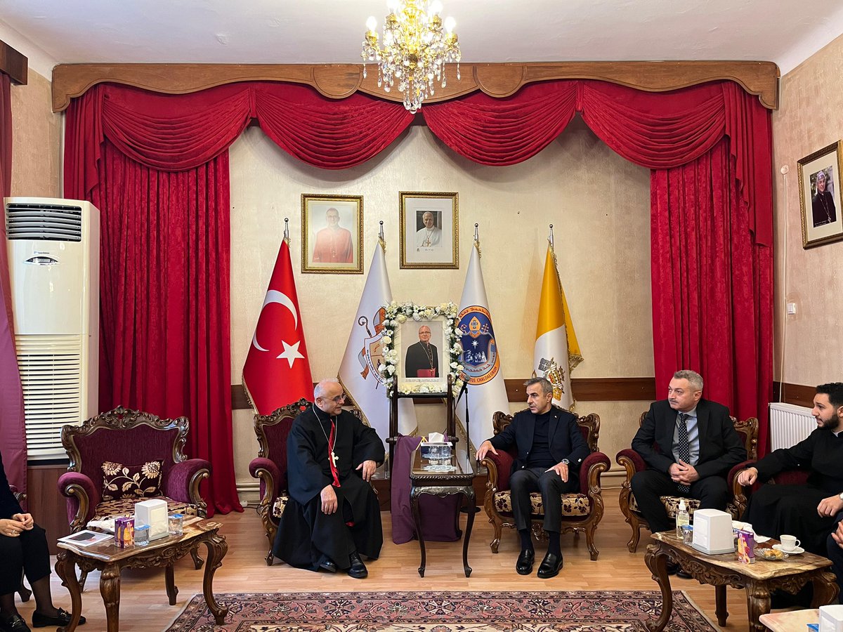 ataatasoy19's tweet photo. Sayın Valimiz Davut Gül ile birlikte Türkiye Keldani Katolik Kilisesi Ruhani Lideri ve Diyarbakır Başepiskoposu Monsenyör Sabri Anar için taziye ziyaretinde bulunduk.Keldani Katolik cemaatine başsağlığı dileklerimi iletiyorum.
@gul_davut https://t.co/yJ0IN9H7Km